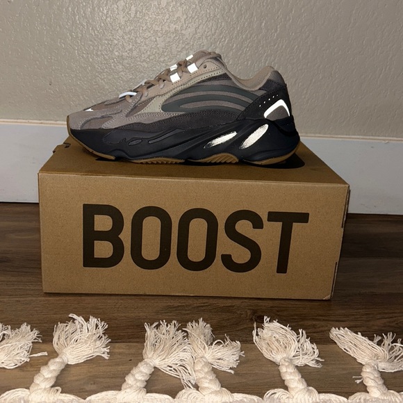 Yeezy boost 700 V2 size